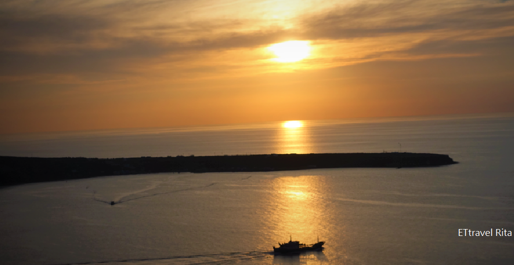 希臘~聖托里尼~伊亞(Oia)~被稱為世界上最美的夕陽，在這可以看到夕陽落入愛琴海。